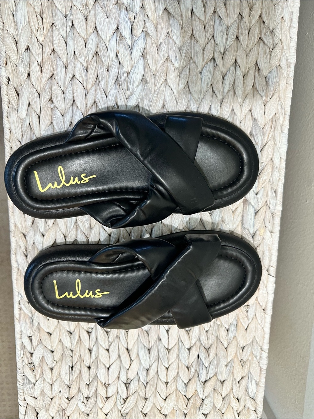 Lulu's Black Twisted Cross-Strap Slide Sandals